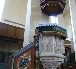 Kunstvoll in Stein gemeißelte Kanzel
