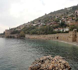 Werftanlage und Befestigungsmauer