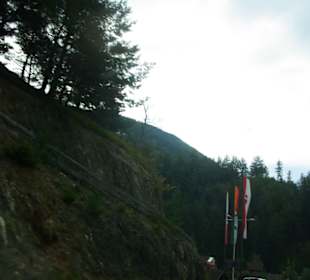 Viele Fahnen an der Strecke