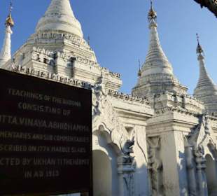 Gegenüber der Kuthadaw Pagode