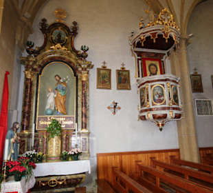Seitenaltar und Kanzel