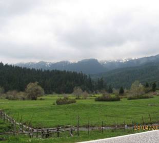 Blick zu Schneebedeckte Geberge Süd. Pindos