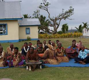 Die Dorfältesten vor einer Karwaschale