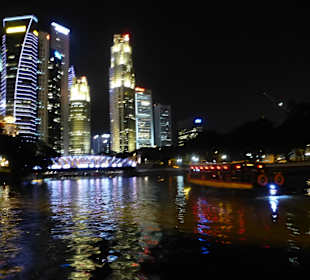 Skyline von Singapur vom Wasser aus gesehen