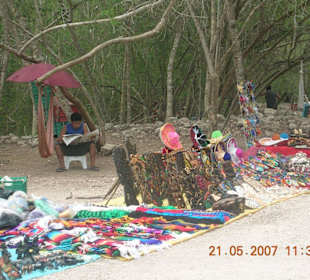 Verkäufer vor den Pyramiden
