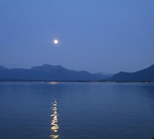 Der Chiemsee mit den Chiemgauer Alpen im Monschein