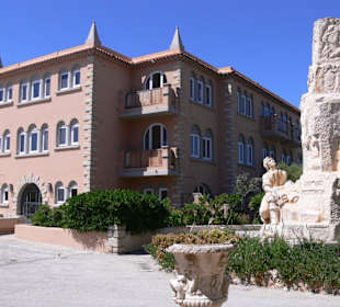 Säule vorm Hotel