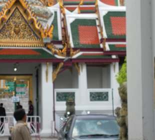 Eingang mit Kleiderordnung