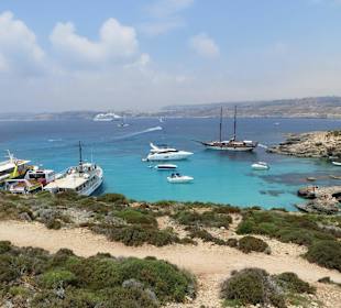 Die vom Comino Hotel & Bungalows ca. 500m entfernte blaue La