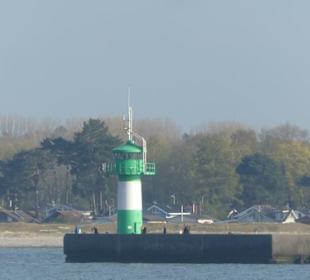 Der kleine grün-weiße Leuchtturm auf der Mole
