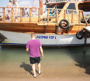 Unser Boot an der Landzunge