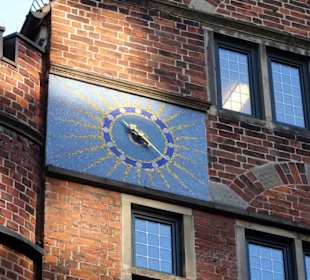 Die Uhr am Glockenspielhaus der Böttcherstraße