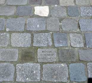 Gedenksteine im Pflaster vor dem Museum