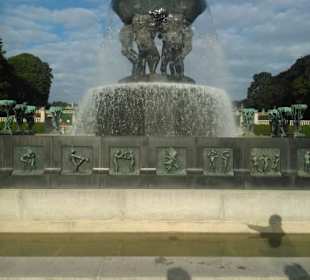 Brunnen mit Figuren.