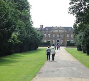 Aleja dojazdowa do palacy.