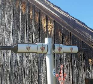 Wegweiser "Weinweg der Sinne" aus Weinflaschen