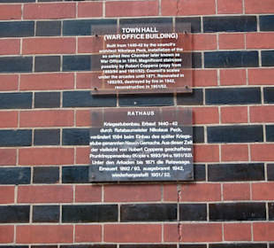 Tafel mit Info am Rathaus