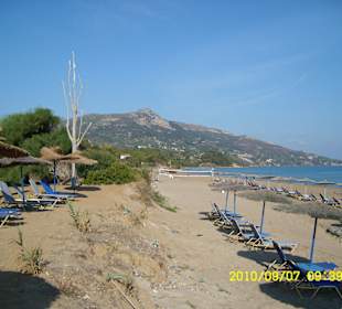 Blick zum Strand von Ionion Beach Bar