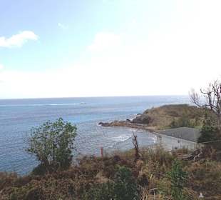 Blick von einem Aussichtspunkt auf das Meer