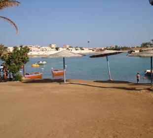 Öffentlicher Strand mit Bootsverleih