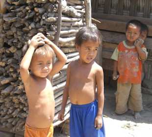 Kinder im Segenter Dorf