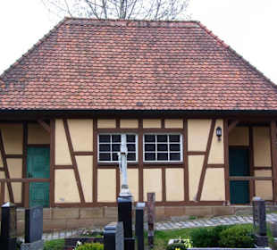 Altes Fachwerk umgeben