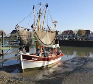Kutter bei Ebbe im Hafenschlick