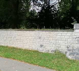 Gefallenen Denkmal und Kriegsgräber