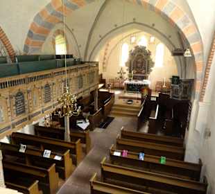 Blick von der Empore in die Kirche