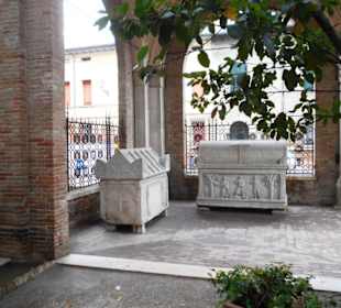 Im Park neben dem Grab