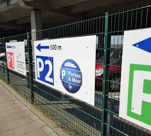 Hinweisschilder zu den Parkplätzen