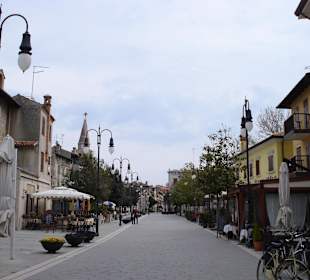 Fußgängerzone mit Restaurant in der Altstadt 