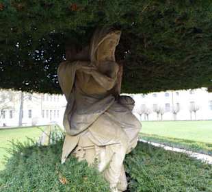 Steinskulptur unter der Eibe