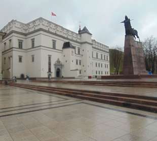 Дворец и памятник Гедимину