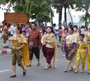 Parade mit Traditioneller Kleidung
