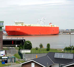 Blick vom Turm auf einen Autofrachter