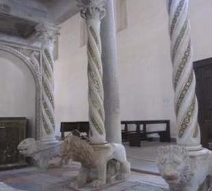 Im Dom zu Ravello: Löwen-Säulen