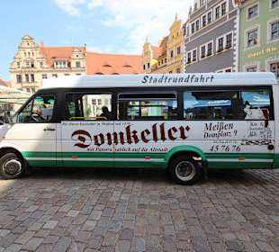 Stadtrundfahrtbus am Markt