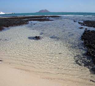 Feiner Sand - Lavagestein - glasklares Wasser