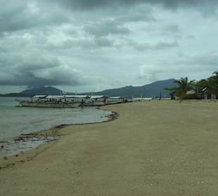 Etliche Boote div. Tour Operator ankern hier