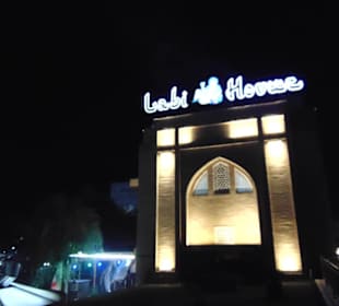 Lyabi Hauz Chaikhana bei Nacht