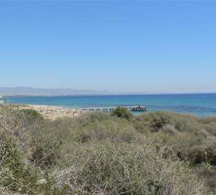 Blick in Richtung Meer mit Badebucht