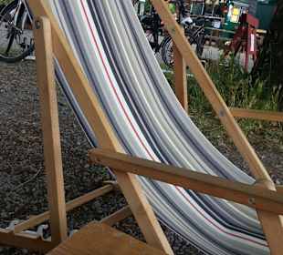 Platz unter dem großen Baum