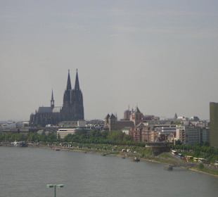 Blick aus der Seilbahn durch die Scheibe