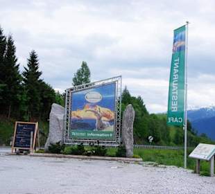 Parkplatz Klausnerhof mit Werbeschild