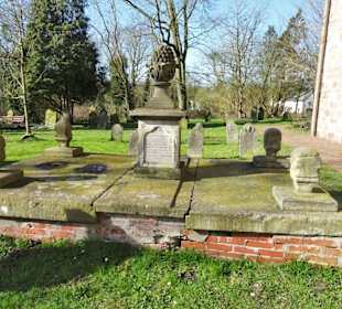Auf dem historischen Friedhof der Kirche