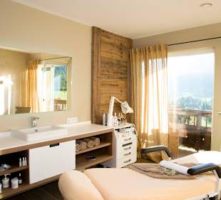 Kosmetik und Massage im 4. Stock mit Bergblick