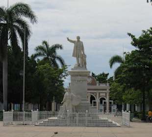 Ein Park mitten in Cienfuegos