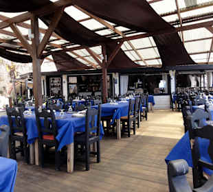 Tische auf der Terrasse des Perla del Mar