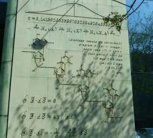 Große Tafeln an der Universitätsbibliothek